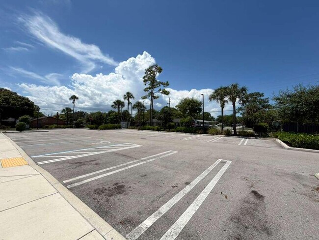 Building Photo - 4260 Lakewood Rd
