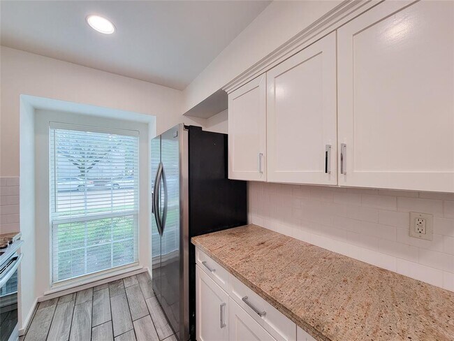 Building Photo - 6350 Chevy Chase Dr
