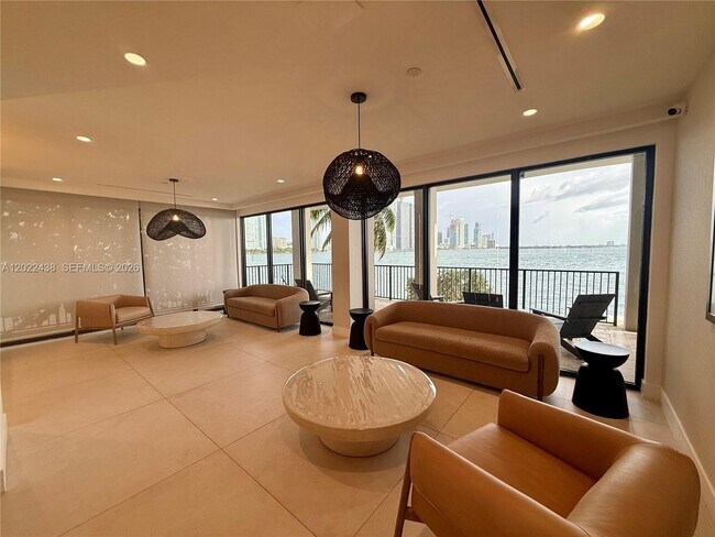 Building Photo - 801 N Venetian Dr