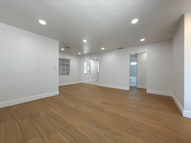 Building Photo - 15935 Paseo Largavista