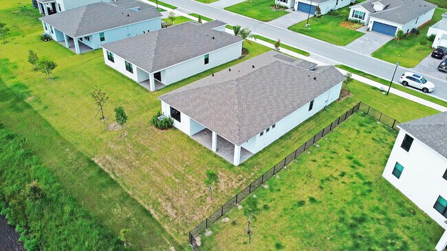 Building Photo - 5929 SE Sky Blue Cir