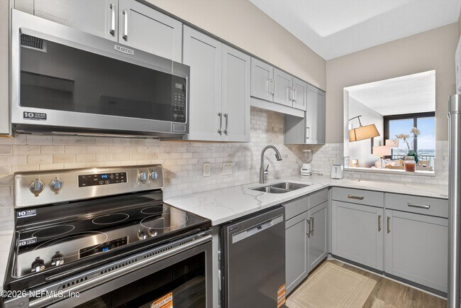 Building Photo - 601 1st St S