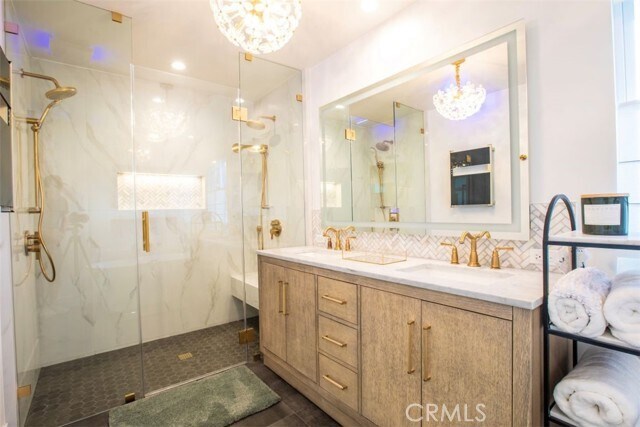 Building Photo - 32052 Via Alicia