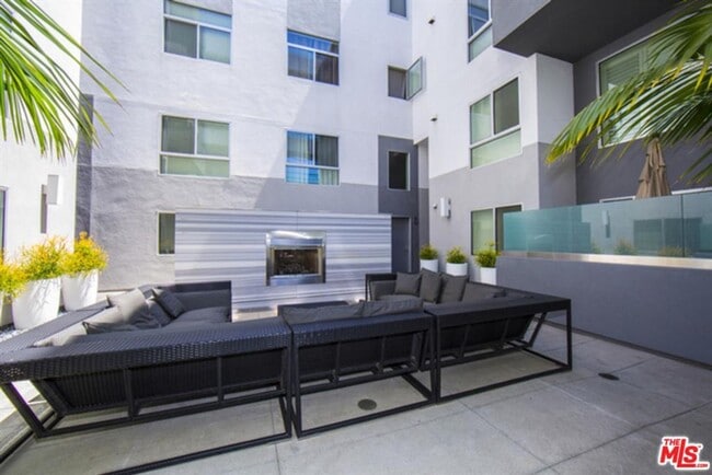 Building Photo - Penthouse Unit Available! Walkers Paradise! Will not Last!