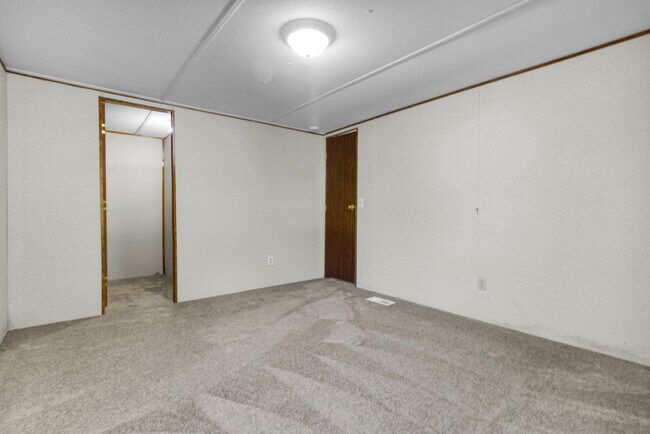 Building Photo - 220 Tree Ln