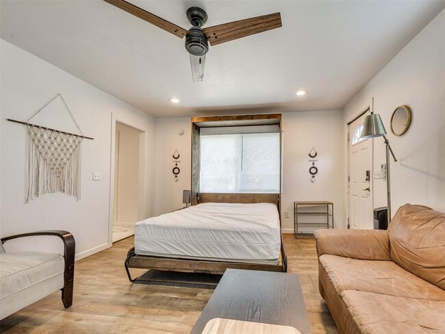 Building Photo - 217 E Daws St