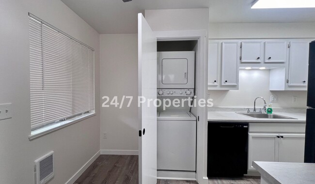 Building Photo - Newly Updated 1BD I 1BA - SANDY OR!