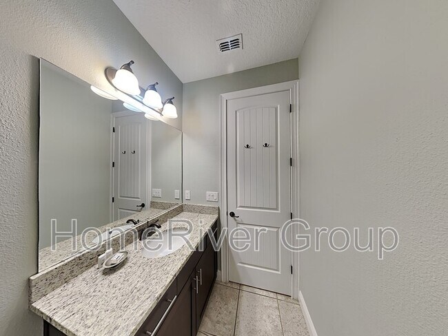 Building Photo - 531 Lasso Dr