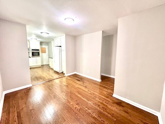 Building Photo - $500 Move In Special-or-$100 off monthly r...
