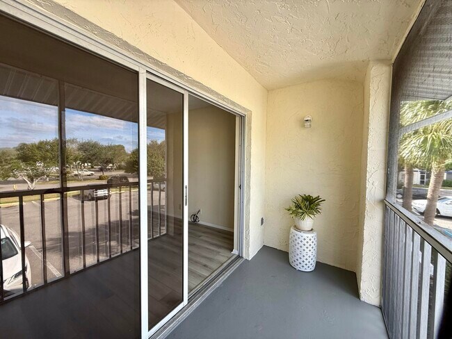 Building Photo - 1520 SE Royal Green Cir