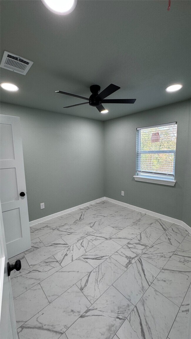 Building Photo - 121 S 10th St