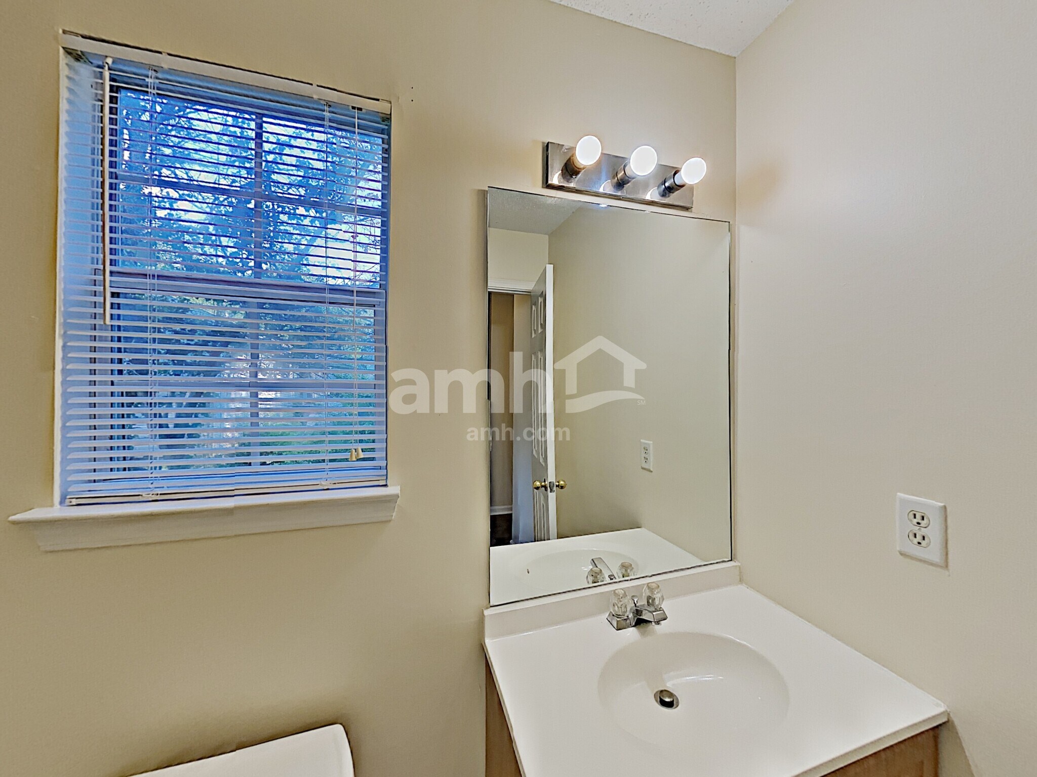 Building Photo - 271 Village Dr