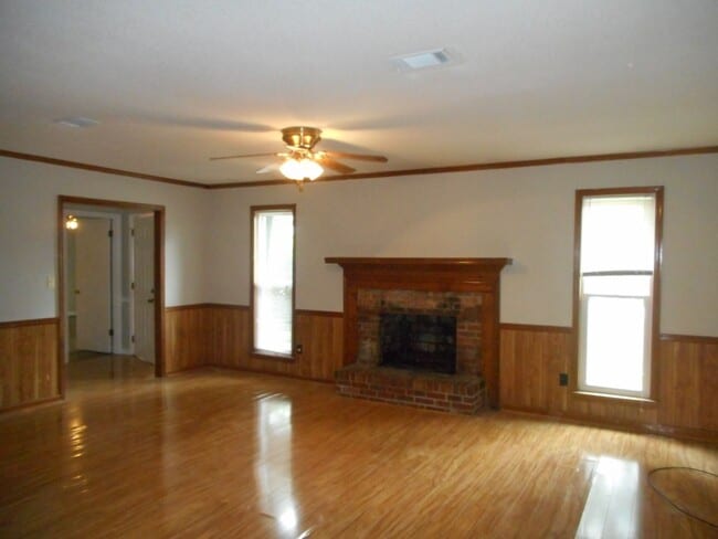 Building Photo - Charming 3BR/2BA Rental in Sand Ridge Neighbourhood