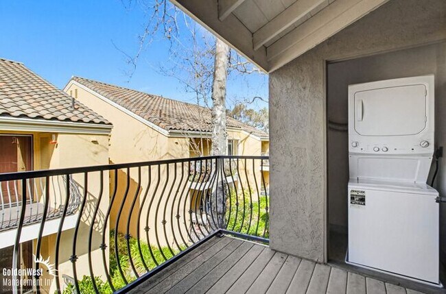 Building Photo - Cozy 1Bdm 1Ba Top-Floor Condo with Community Pool in La Jolla!