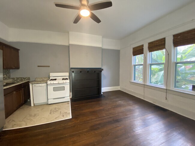 Building Photo - 841 Vedado Way NE