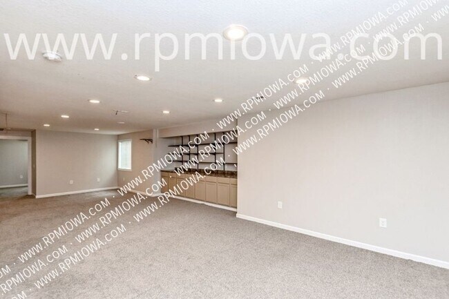 Building Photo - 5016 NE Innsbruck Dr