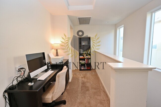 Building Photo - 893 Fir St W