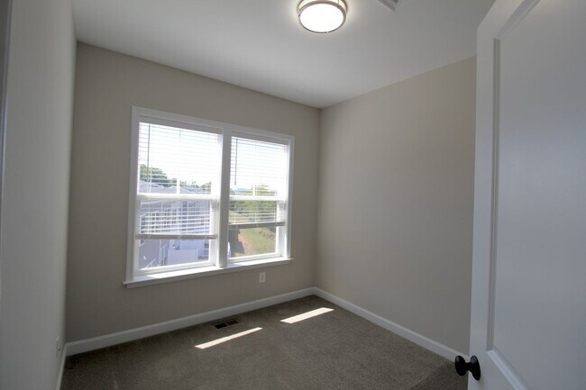 Building Photo - 3398 Monterey Dr