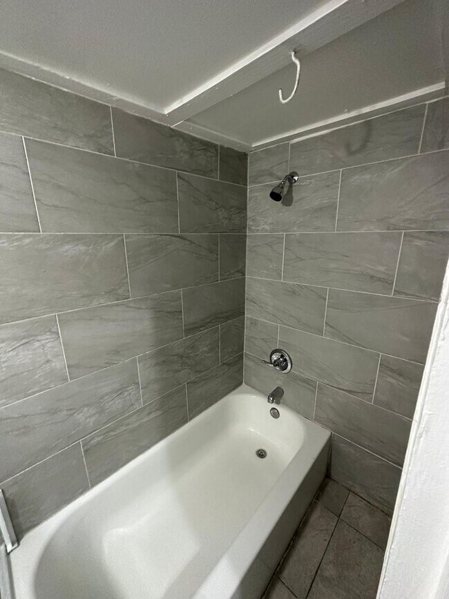 Building Photo - Fully Renovated 1/1 -Single Family  Ready to Move In!