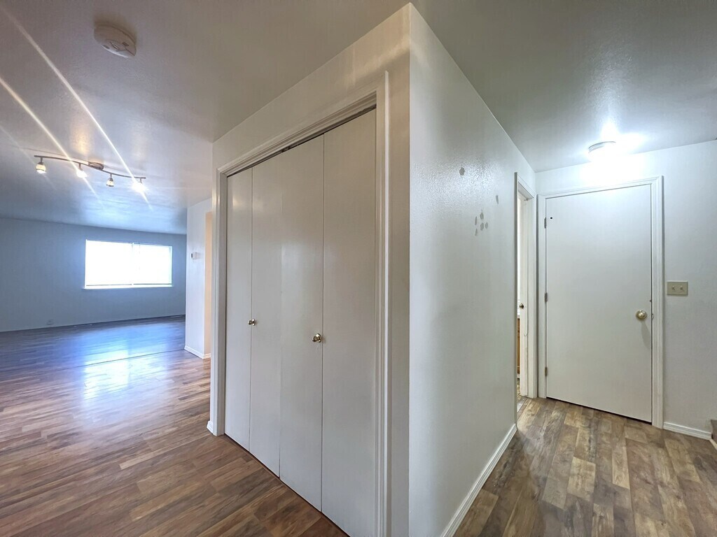 Building Photo - 10610 W Hinsdale St