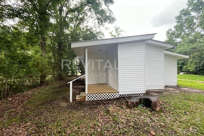 Building Photo - Newly Renovated 3 Bedroom/1 Bathroom Home ...
