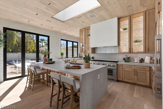 Building Photo - 2401 Driftwood Dr