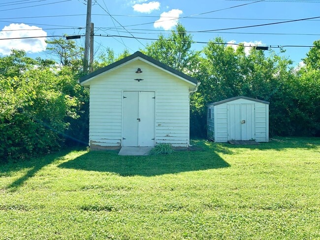 Building Photo - 427 Wayne Dr
