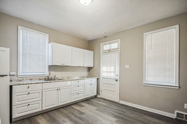 Building Photo - 122-124 Auriles St