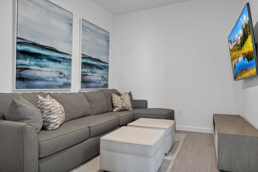 Building Photo - 352 Famagusta Dr