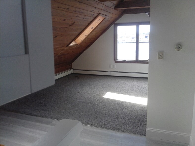 Living Room - 119 Thames St