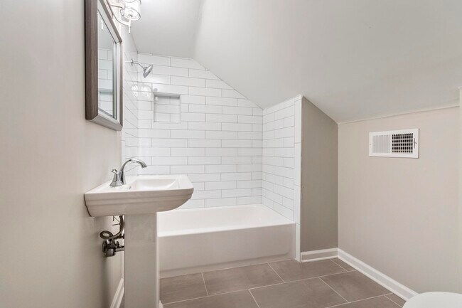 Building Photo - 1553 North Pkwy