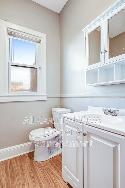 Building Photo - 305 9th St