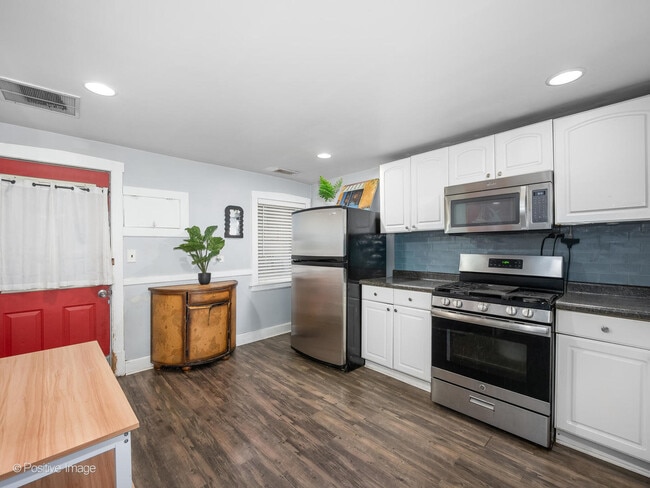 Building Photo - 3037 N Elbridge Ave
