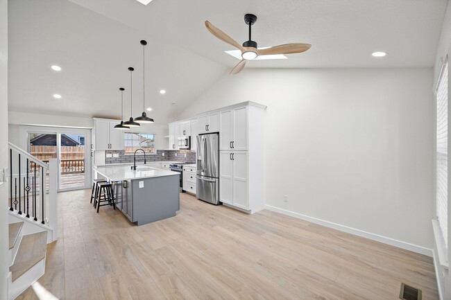 Building Photo - Stunning tri-level remodeled home in Briargate!