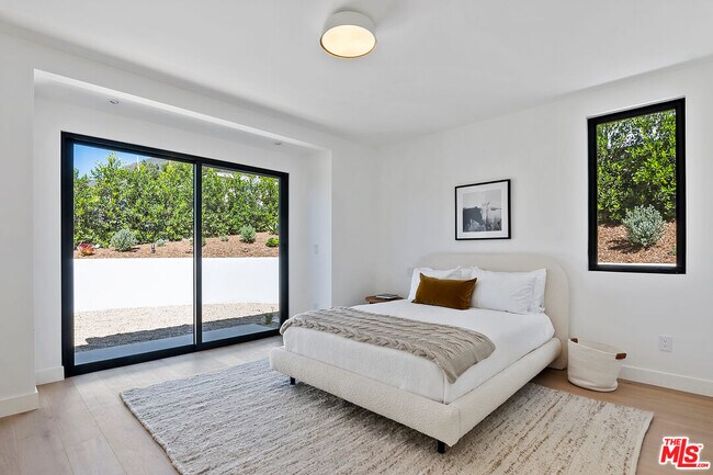 Building Photo - 3616 Shoreheights Dr