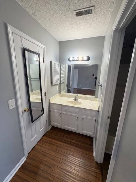 Building Photo - 102 W Victoria Ct