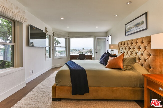 Building Photo - 218 Montreal St