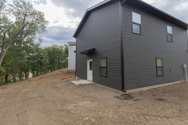Building Photo - 2828 Emery Dr