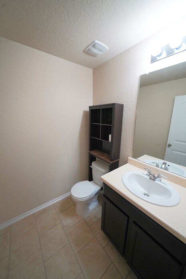 Building Photo - Gorgeous Selma Living with a Inground Pool! Realtor Commission: $625