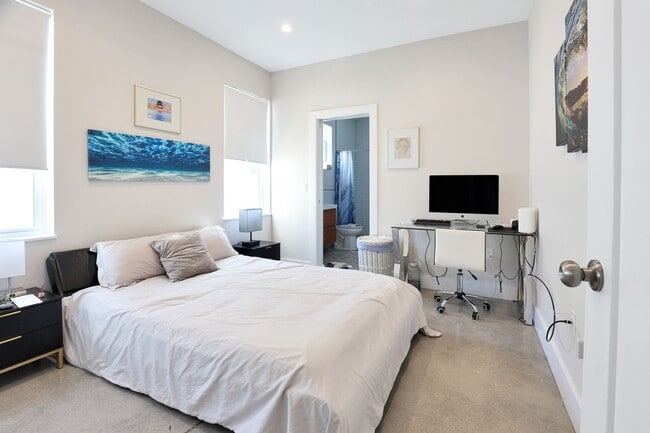 Building Photo - 4bd/3.5bth Perfectly Located Modern Townhouse