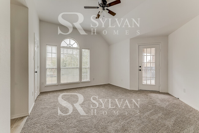 Building Photo - Your dream home awaits!