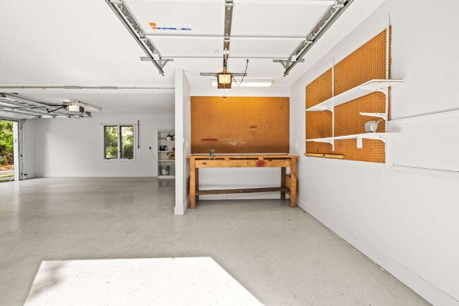 Building Photo - "Experience Southern Charm: Spacious 3-Bed, 3-Bath Home in The Landings"