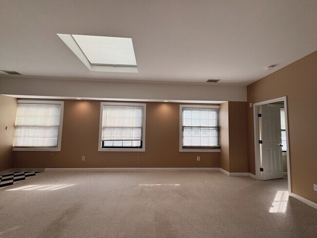 Building Photo - 21 Linden St