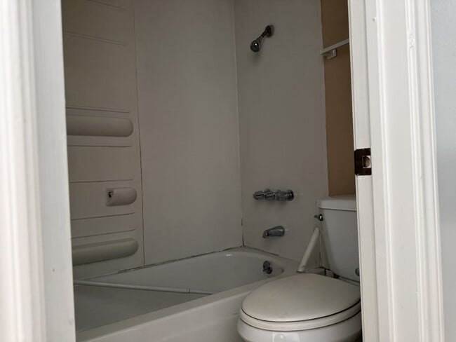 Building Photo - 2102 Spicewood Dr