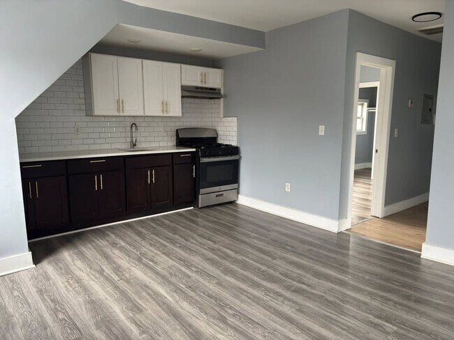 Building Photo - 272 W Runyon St