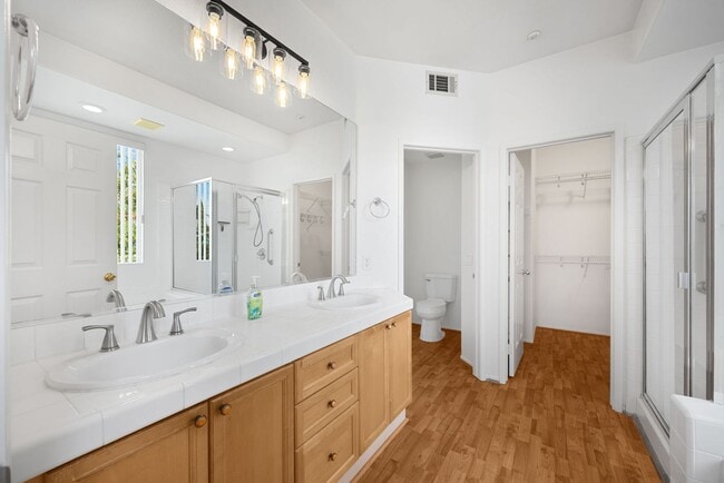 Building Photo - Adorable 2 Story 3 Bed 3 Bath Condo Gated Community