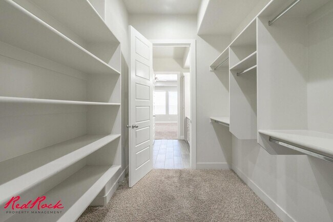 Building Photo - Pet Friendly 4 Bedroom Home! Internet Incl...