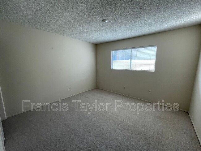 Building Photo - 1762 David Dr