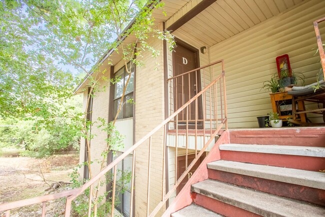 Building Photo - Spacious 2 Bedroom Apartment - Parking - Near Bus Route!