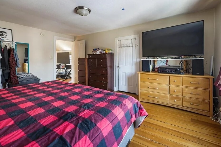 Primary bedroom - 521 Bay St